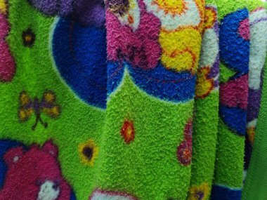 Renkli kombinasyonlara sahip katlanmış yeşil örtülü kumaşın soyut desenli arka planı