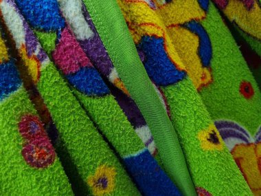 Renkli kombinasyonlara sahip katlanmış yeşil örtülü kumaşın soyut desenli arka planı