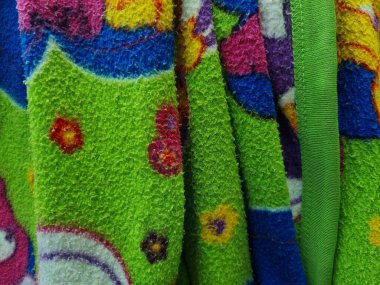 Renkli kombinasyonlara sahip katlanmış yeşil örtülü kumaşın soyut desenli arka planı