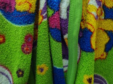 Renkli kombinasyonlara sahip katlanmış yeşil örtülü kumaşın soyut desenli arka planı