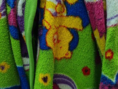 Renkli kombinasyonlara sahip katlanmış yeşil örtülü kumaşın soyut desenli arka planı