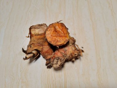 Kahverengi, kırmızı mutfak baharatına galangal denir.