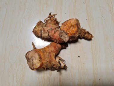 Kahverengi, kırmızı mutfak baharatına galangal denir.