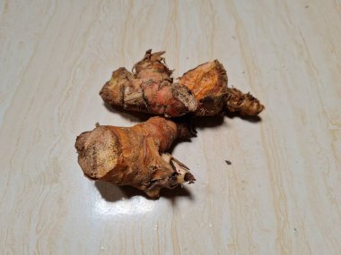 Kahverengi, kırmızı mutfak baharatına galangal denir.