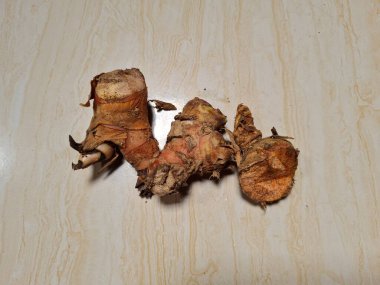 Kahverengi, kırmızı mutfak baharatına galangal denir.