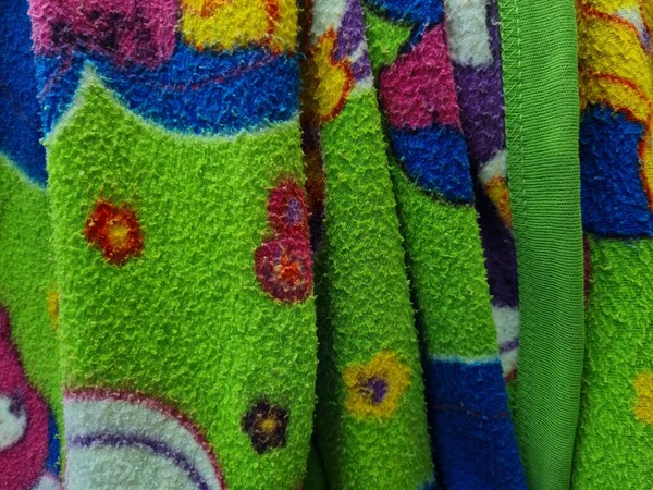 Renkli kombinasyonlara sahip katlanmış yeşil örtülü kumaşın soyut desenli arka planı
