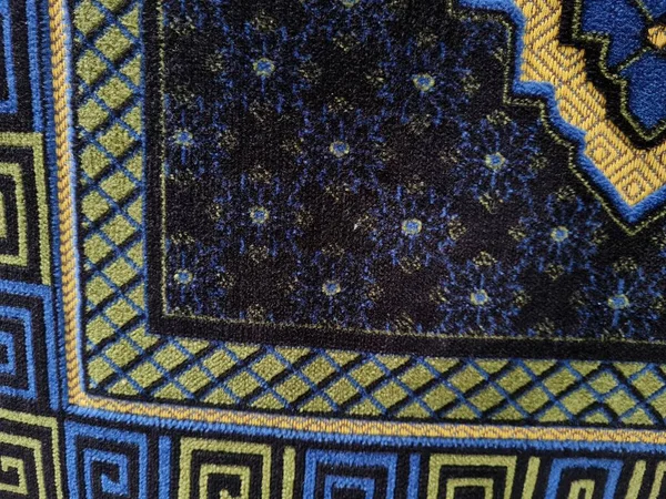 为配以各种装饰品的蓝色穆斯林祈祷用的质感祈祷毯 — 图库照片