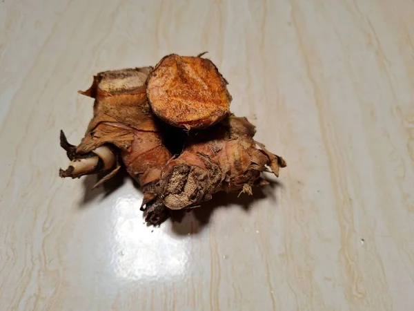 Kahverengi, kırmızı mutfak baharatına galangal denir.