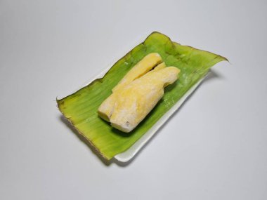 Singkong Kaseti adında mayalanmış bir kasavadan yapılmış Endonezya yemeği.