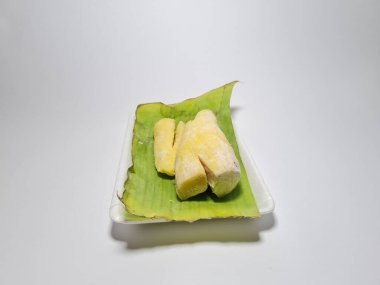 Singkong Kaseti adında mayalanmış bir kasavadan yapılmış Endonezya yemeği.