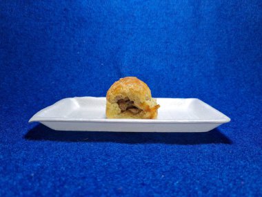 Bandung şehrinden tipik bir Endonezya aperatifi un ve kahverengi muzdan yapılır, yiyeceğe Pisang Bolen denir.