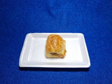 Bandung şehrinden tipik bir Endonezya aperatifi un ve kahverengi muzdan yapılır, yiyeceğe Pisang Bolen denir.