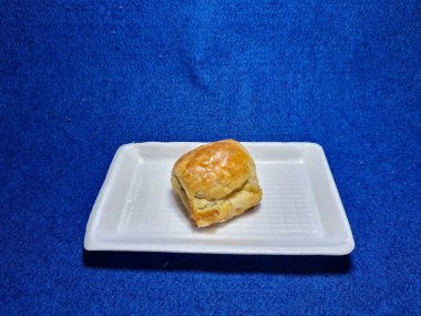 Bandung şehrinden tipik bir Endonezya aperatifi un ve kahverengi muzdan yapılır, yiyeceğe Pisang Bolen denir.