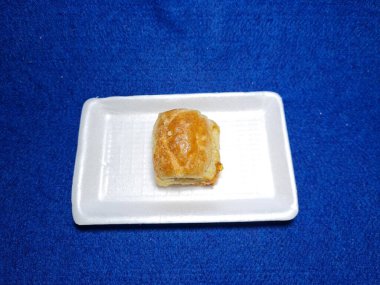 Bandung şehrinden tipik bir Endonezya aperatifi un ve kahverengi muzdan yapılır, yiyeceğe Pisang Bolen denir.