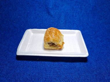 Bandung şehrinden tipik bir Endonezya aperatifi un ve kahverengi muzdan yapılır, yiyeceğe Pisang Bolen denir.