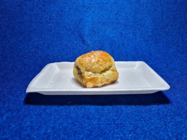 Bandung şehrinden tipik bir Endonezya aperatifi un ve kahverengi muzdan yapılır, yiyeceğe Pisang Bolen denir.