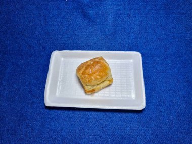 Bandung şehrinden tipik bir Endonezya aperatifi un ve kahverengi muzdan yapılır, yiyeceğe Pisang Bolen denir.