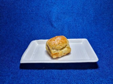 Bandung şehrinden tipik bir Endonezya aperatifi un ve kahverengi muzdan yapılır, yiyeceğe Pisang Bolen denir.