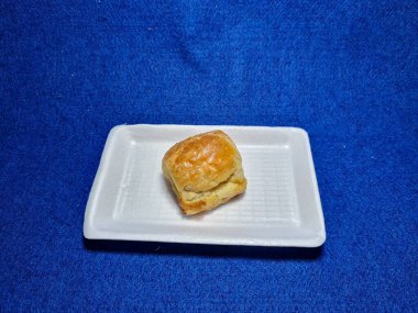 Bandung şehrinden tipik bir Endonezya aperatifi un ve kahverengi muzdan yapılır, yiyeceğe Pisang Bolen denir.