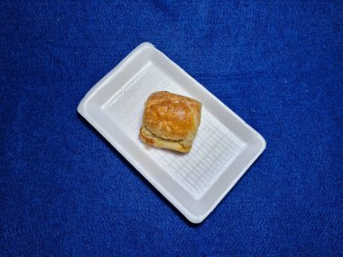 Bandung şehrinden tipik bir Endonezya aperatifi un ve kahverengi muzdan yapılır, yiyeceğe Pisang Bolen denir.