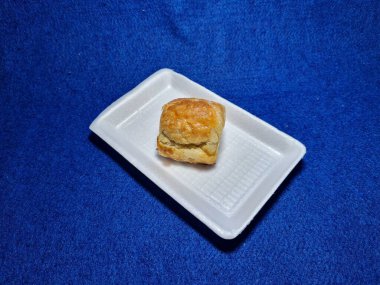 Bandung şehrinden tipik bir Endonezya aperatifi un ve kahverengi muzdan yapılır, yiyeceğe Pisang Bolen denir.