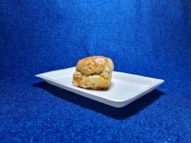 Bandung şehrinden tipik bir Endonezya aperatifi un ve kahverengi muzdan yapılır, yiyeceğe Pisang Bolen denir.