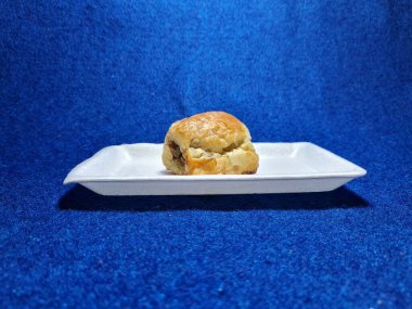 Bandung şehrinden tipik bir Endonezya aperatifi un ve kahverengi muzdan yapılır, yiyeceğe Pisang Bolen denir.