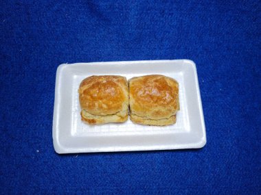 Bandung şehrinden tipik bir Endonezya aperatifi un ve kahverengi muzdan yapılır, yiyeceğe Pisang Bolen denir.