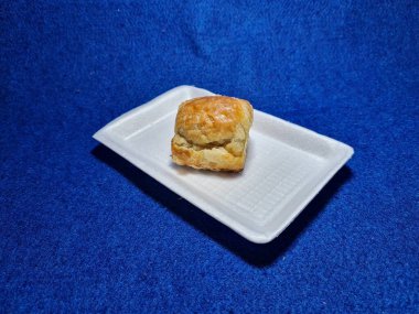 Bandung şehrinden tipik bir Endonezya aperatifi un ve kahverengi muzdan yapılır, yiyeceğe Pisang Bolen denir.