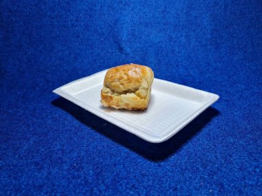 Bandung şehrinden tipik bir Endonezya aperatifi un ve kahverengi muzdan yapılır, yiyeceğe Pisang Bolen denir.