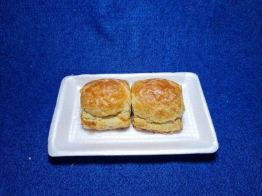 Bandung şehrinden tipik bir Endonezya aperatifi un ve kahverengi muzdan yapılır, yiyeceğe Pisang Bolen denir.