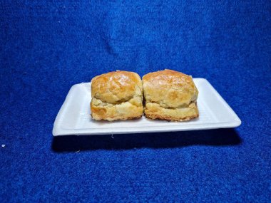 Bandung şehrinden tipik bir Endonezya aperatifi un ve kahverengi muzdan yapılır, yiyeceğe Pisang Bolen denir.