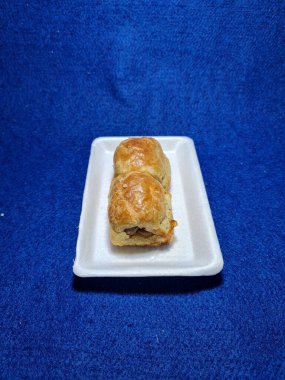 Bandung şehrinden tipik bir Endonezya aperatifi un ve kahverengi muzdan yapılır, yiyeceğe Pisang Bolen denir.