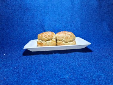 Bandung şehrinden tipik bir Endonezya aperatifi un ve kahverengi muzdan yapılır, yiyeceğe Pisang Bolen denir.