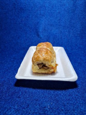 Bandung şehrinden tipik bir Endonezya aperatifi un ve kahverengi muzdan yapılır, yiyeceğe Pisang Bolen denir.