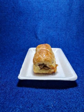 Bandung şehrinden tipik bir Endonezya aperatifi un ve kahverengi muzdan yapılır, yiyeceğe Pisang Bolen denir.