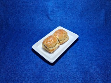 Bandung şehrinden tipik bir Endonezya aperatifi un ve kahverengi muzdan yapılır, yiyeceğe Pisang Bolen denir.