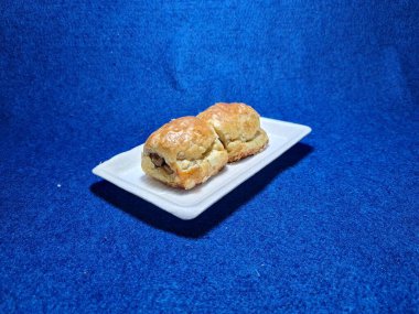 Bandung şehrinden tipik bir Endonezya aperatifi un ve kahverengi muzdan yapılır, yiyeceğe Pisang Bolen denir.