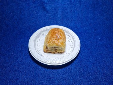 Bandung şehrinden tipik bir Endonezya aperatifi un ve kahverengi muzdan yapılır, yiyeceğe Pisang Bolen denir.