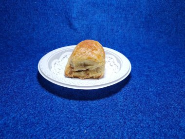 Bandung şehrinden tipik bir Endonezya aperatifi un ve kahverengi muzdan yapılır, yiyeceğe Pisang Bolen denir.