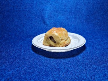 Bandung şehrinden tipik bir Endonezya aperatifi un ve kahverengi muzdan yapılır, yiyeceğe Pisang Bolen denir.