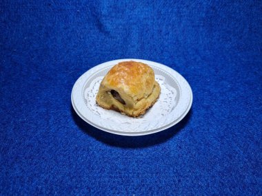 Bandung şehrinden tipik bir Endonezya aperatifi un ve kahverengi muzdan yapılır, yiyeceğe Pisang Bolen denir.