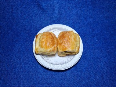 Bandung şehrinden tipik bir Endonezya aperatifi un ve kahverengi muzdan yapılır, yiyeceğe Pisang Bolen denir.