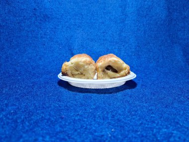 Bandung şehrinden tipik bir Endonezya aperatifi un ve kahverengi muzdan yapılır, yiyeceğe Pisang Bolen denir.