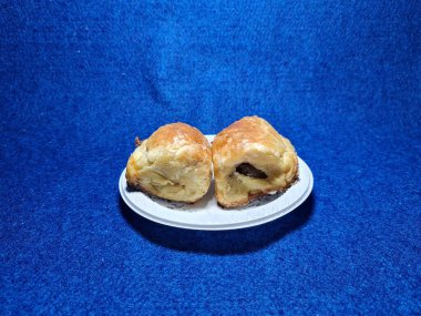 Bandung şehrinden tipik bir Endonezya aperatifi un ve kahverengi muzdan yapılır, yiyeceğe Pisang Bolen denir.