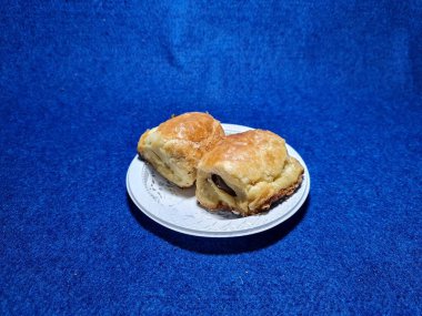 Bandung şehrinden tipik bir Endonezya aperatifi un ve kahverengi muzdan yapılır, yiyeceğe Pisang Bolen denir.