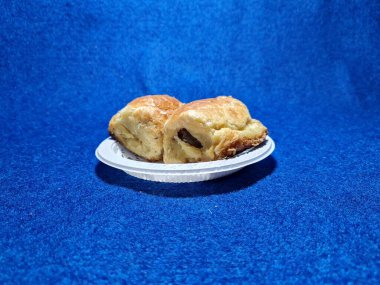 Bandung şehrinden tipik bir Endonezya aperatifi un ve kahverengi muzdan yapılır, yiyeceğe Pisang Bolen denir.