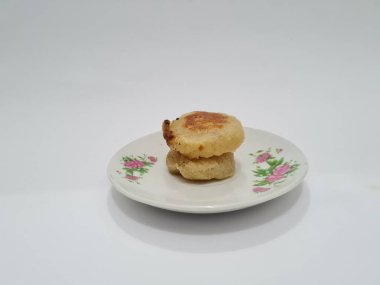 Tipik bir Endonezya aperatifi un ve Wingko Babat adında beyaz bir kombinasyonu olan kahverengi bir kafa.