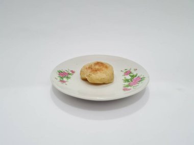 Tipik bir Endonezya aperatifi un ve Wingko Babat adında beyaz bir kombinasyonu olan kahverengi bir kafa.