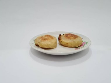 Tipik bir Endonezya aperatifi un ve Wingko Babat adında beyaz bir kombinasyonu olan kahverengi bir kafa.